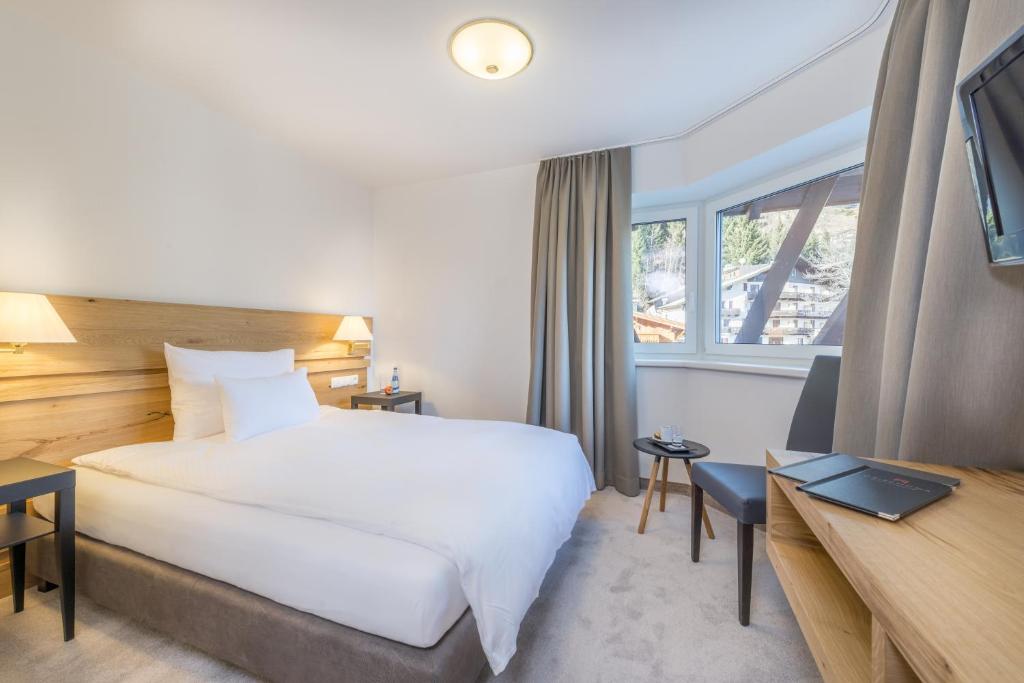 Postel nebo postele na pokoji v ubytování Heart Hotel Grischuna