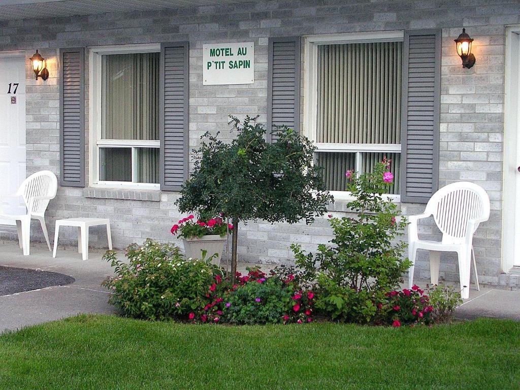 Zahrada ubytování Motel au P'tit Sapin