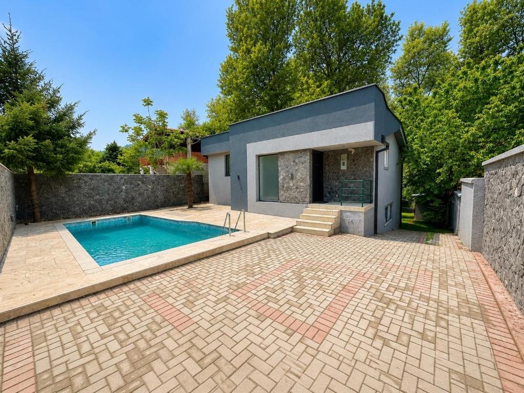 a house with a swimming pool in a yard at Casa Matthias in Kavadarci
