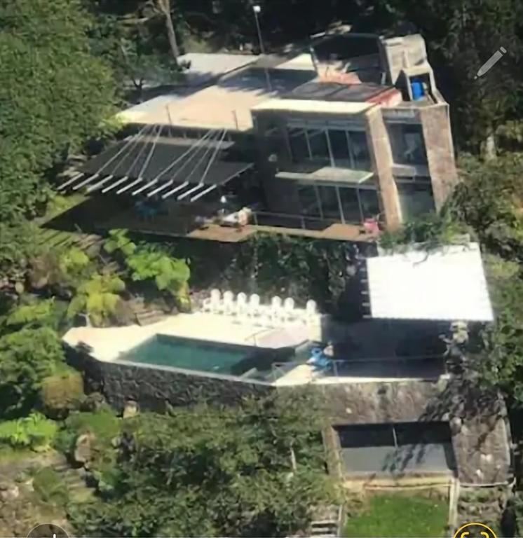 an aerial view of a house with a swimming pool at Linda Casa in Isla Tzilinabaj