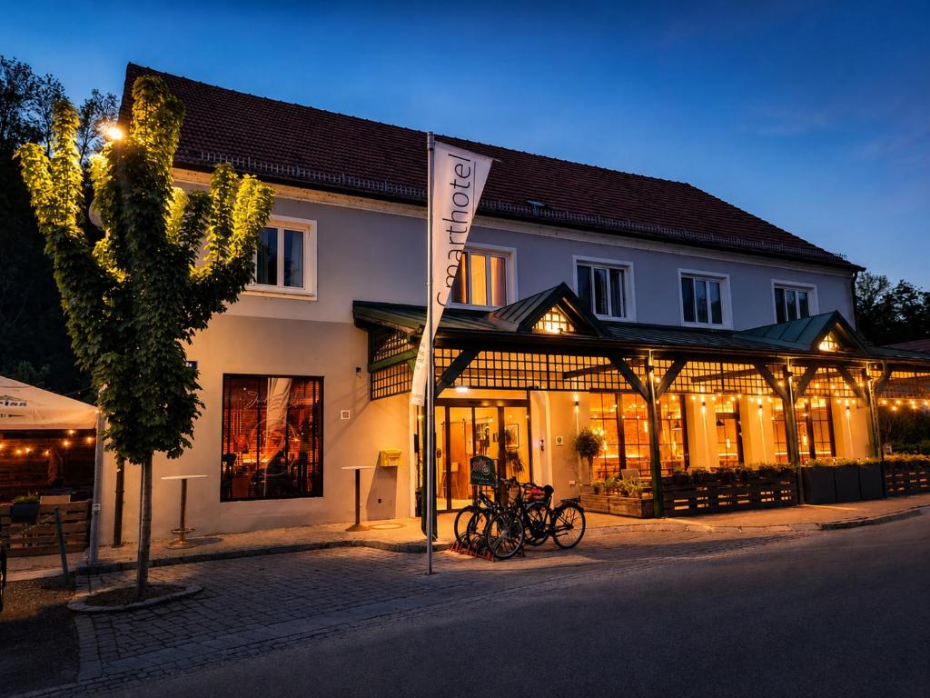 a building with bikes parked in front of it at Smarthotel Schmid - Restaurant & Bar inhouse - Nähe Schlossteich in Sitzenberg