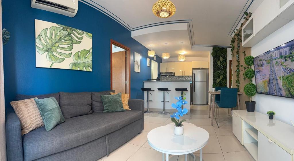 a living room with a couch and a kitchen at City Oasis in Santo Domingo