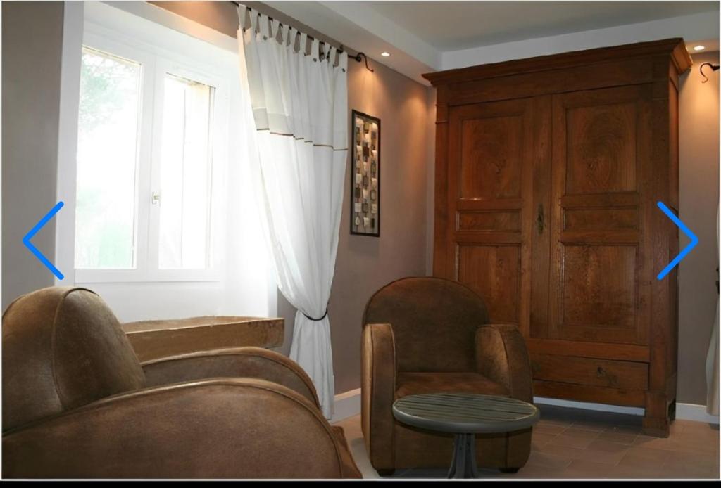 a living room with two chairs and a window at Chambre d'hôtes beau rivage in Falletans