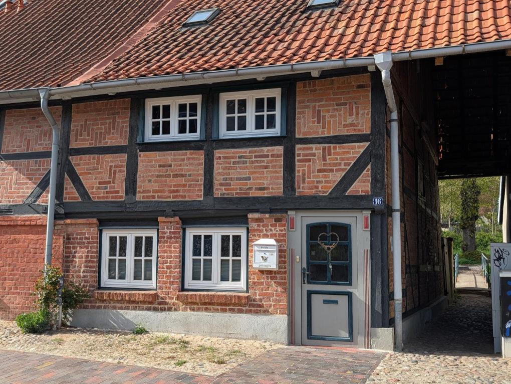 a brick building with a door and windows at Ferienhaus Wallkieker in Boizenburg