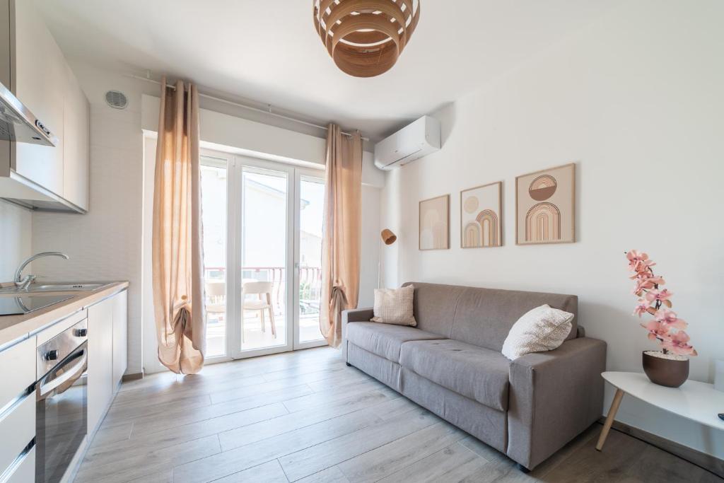 a living room with a couch and a table at Casa a due passi dal mare in Alba Adriatica