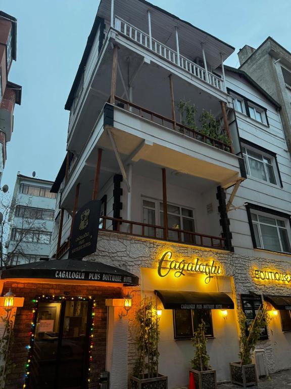 a building with a balcony on top of it at Cağaloğlu Apart Butik Otel in Atakum