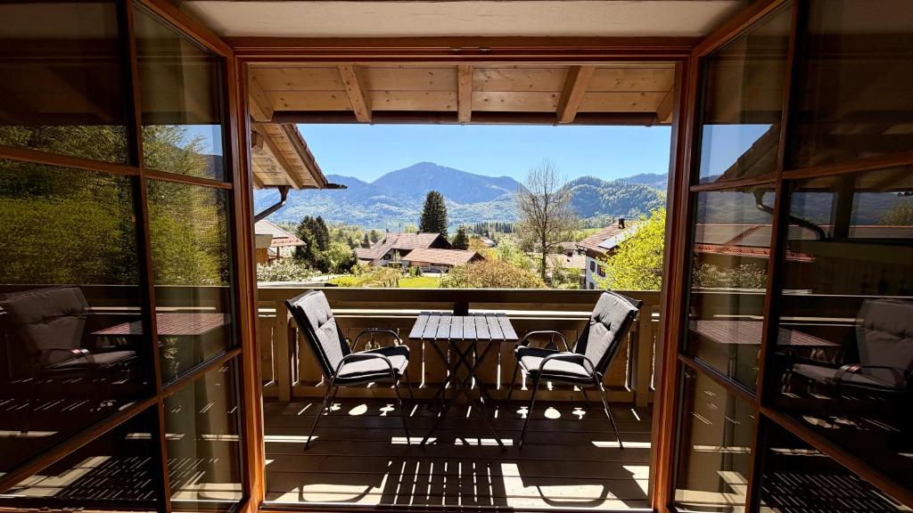 a balcony with a table and chairs and a view at Ferienwohnung Am Bromberg in Schlehdorf