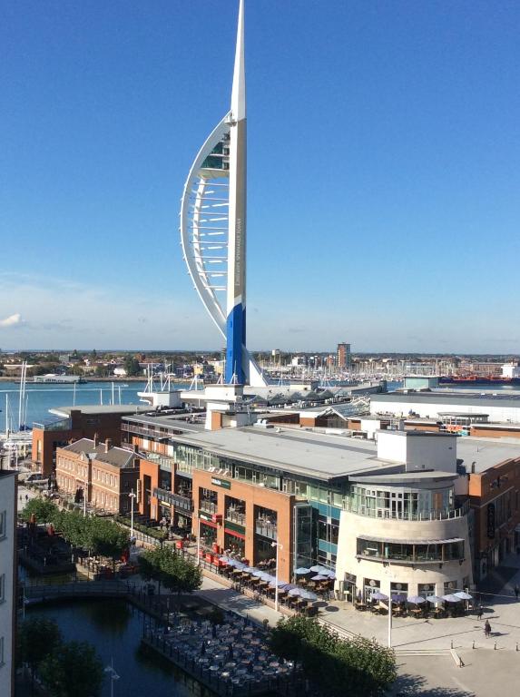 ポーツマスにあるGunwharf Quays Harbour Apartmentsの観覧車を背景とした市街の景色