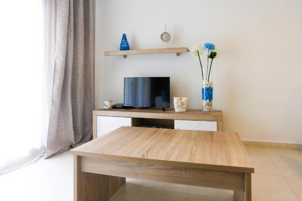 TV a/nebo společenská místnost v ubytování Cabo Roig La Rotonda, Pool, Beach & Comfort