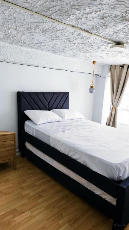 a bedroom with a bed with a white mattress at Apartamento Barranquero Centro in Quimbaya