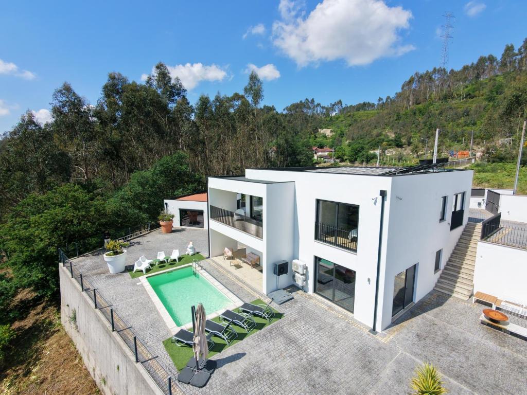 an aerial view of a house with a swimming pool at Villa Paioryna - Moradia num local tranquilo in Vila Verde