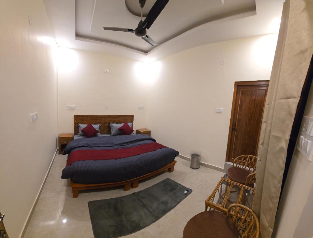 a bedroom with a bed and a ceiling at Shree Rameshwaram Retreat in Gupta Kāshi