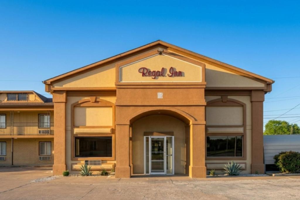 a front view of a hotel building at Regal Inn Coffeyville KS US 169 in Coffeyville