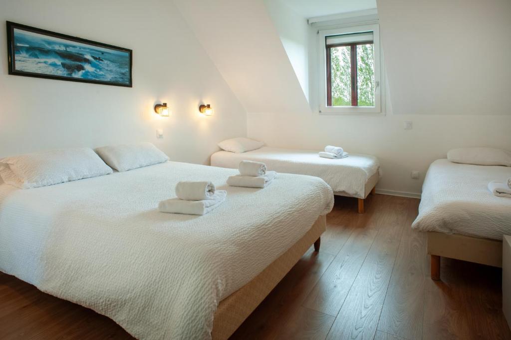 Logis Hôtel Restaurant Les Fontaines - Habitación Cuádruple