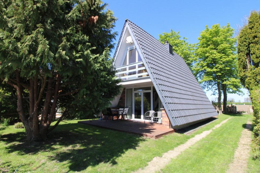 a small house with a gambrel roof at Finnhütte Achtern in Wustrow
