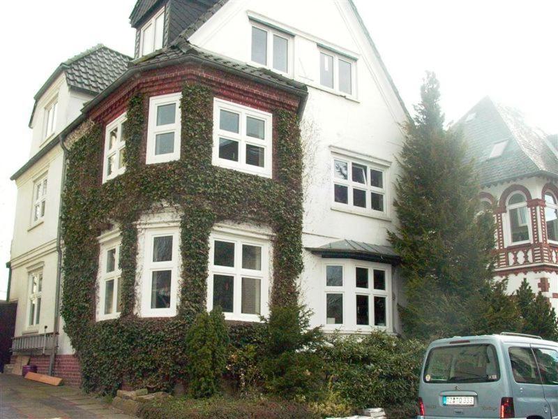 ein Haus mit Efeu, der nebenbei wächst in der Unterkunft Ferienwohnung Gutzeit in Flensburg