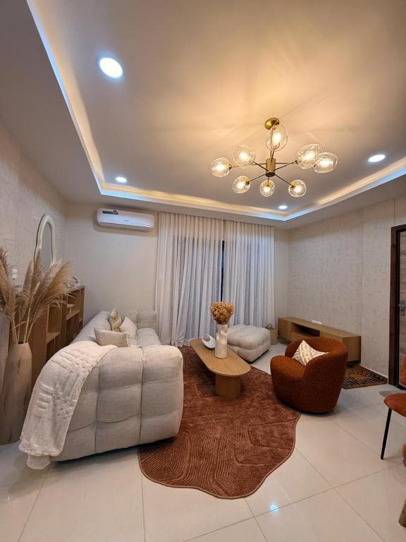 a large living room with a bed and a table at Cocon de paix à Ngor Virage in Dakar