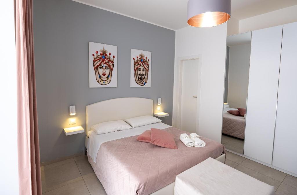 a bedroom with a bed with two towels on it at La maison de tante Rosa in Syracuse
