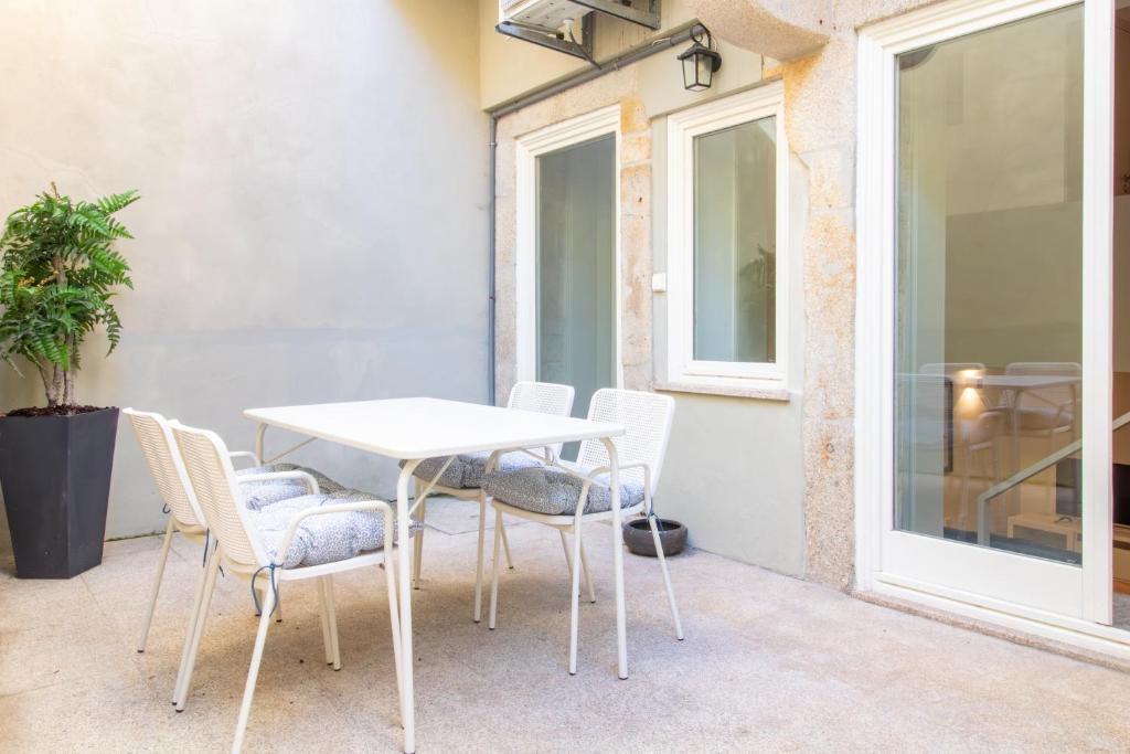 Central Stunning Duplex w/ Patio by LovelyStay