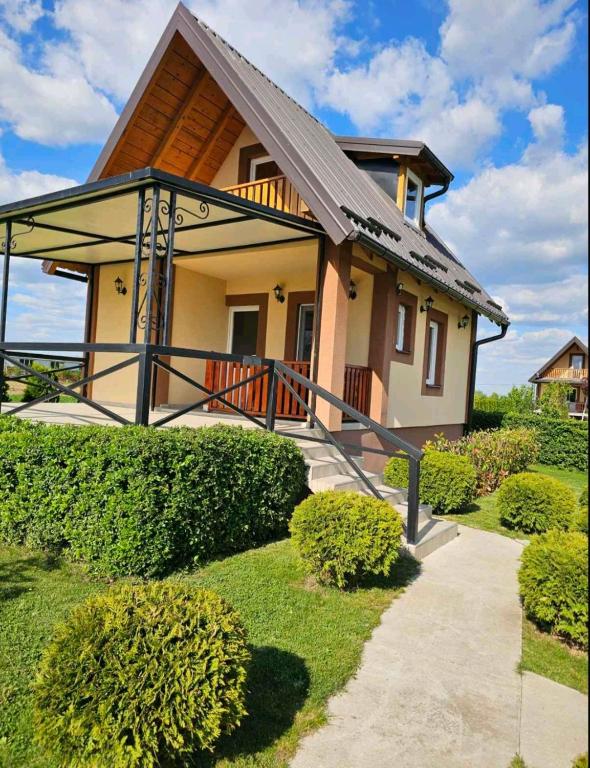 a house with a walkway in front of it at Vikendice Božić in Višnjićevo