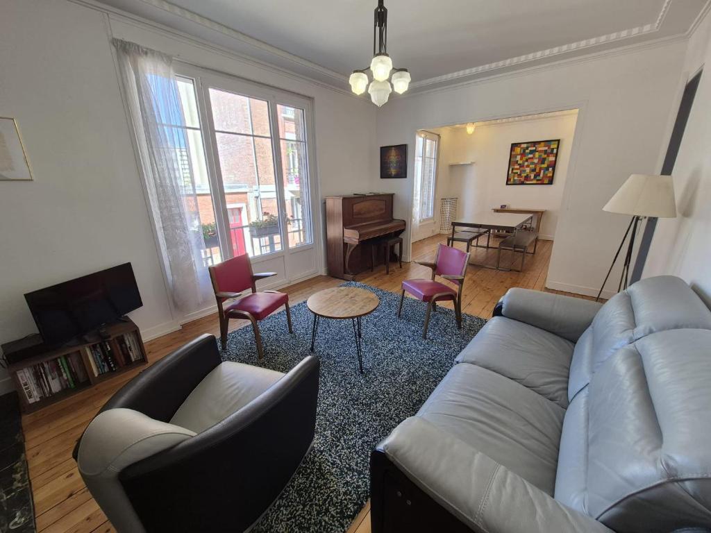a living room with a couch and chairs and a table at LE GATSBY, appartement ART DECO 4 pers, plage et hyper centre in Le Havre