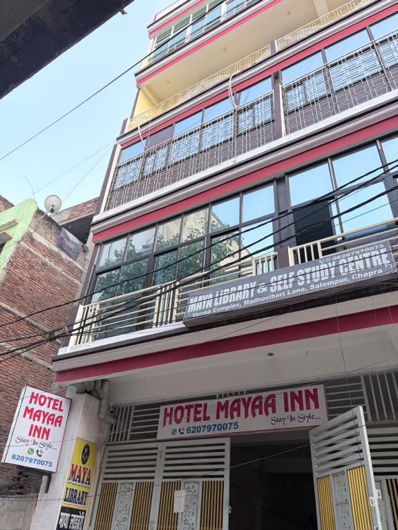ein Hotel Margarita Inn mit Balkonen an einem Gebäude in der Unterkunft Hotel Mayaa Inn in Chupra