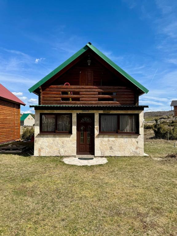 a small house with a green roof at Vikendica Varde Žabljak in Žabljak