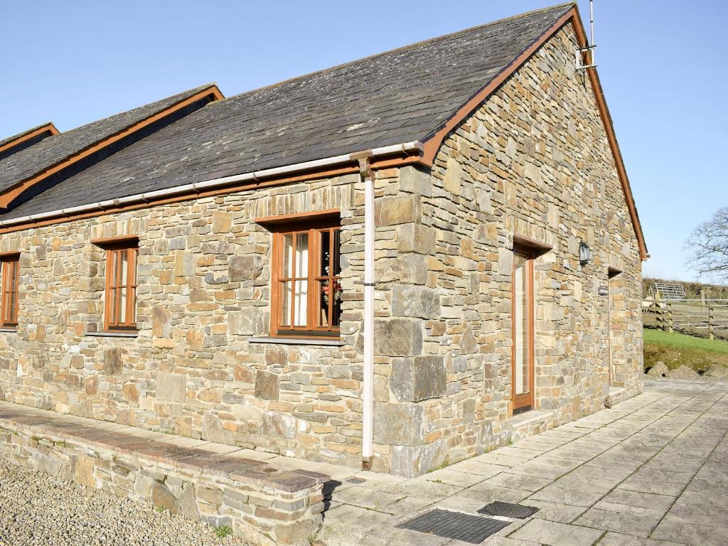 a stone building with windows on the side of it at Gwel-Y-Lyn in Mydroilin