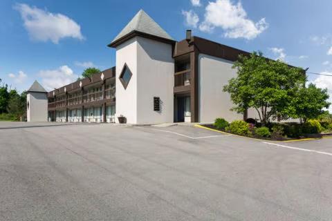 an empty parking lot in front of a building at The Cherrywood Inn in Georgetown