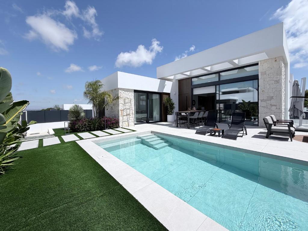 an image of a house with a swimming pool at L'au D'evi in Rojales