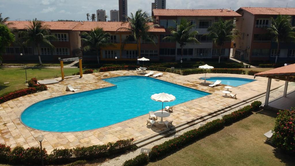 una vista aérea de una piscina con sillas y sombrillas en Cond. Village Van Cartier, en Fortaleza