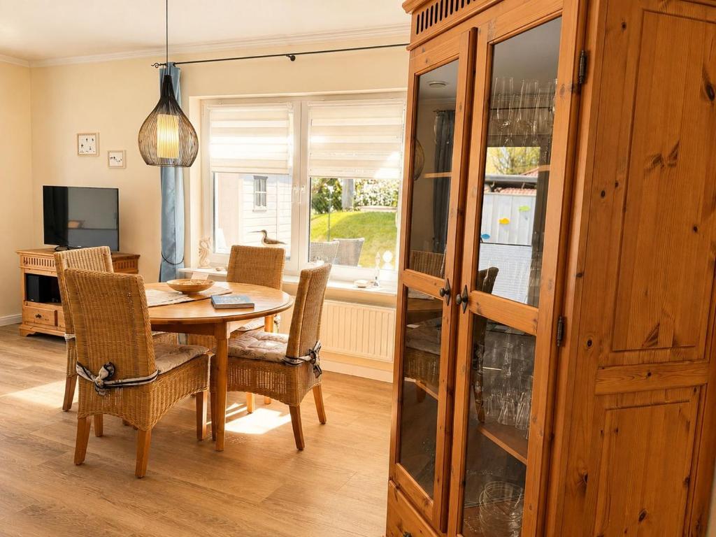 a dining room with a table and chairs at Ferienhaus SOL - in Staphel