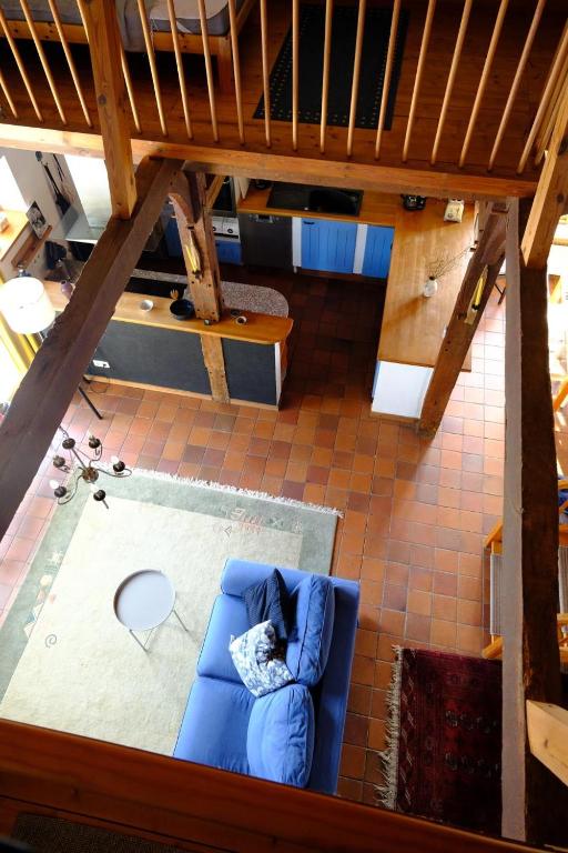 an overhead view of a living room with a blue couch at Judies Garten in Füsing