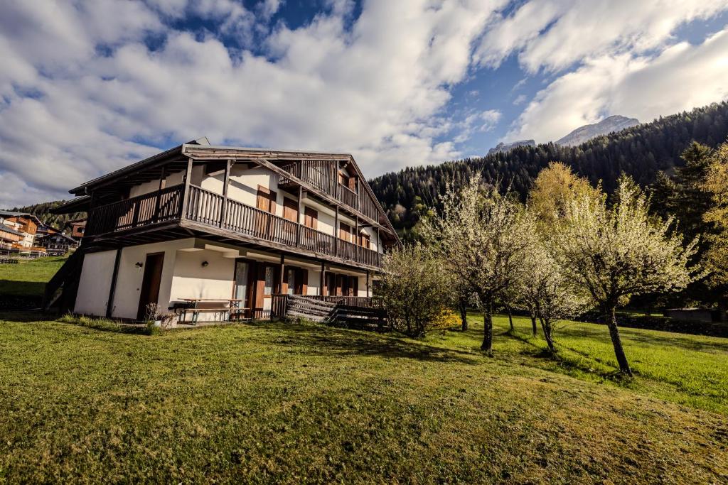a house in a field with trees in front of it at Casa Irene in Mareson