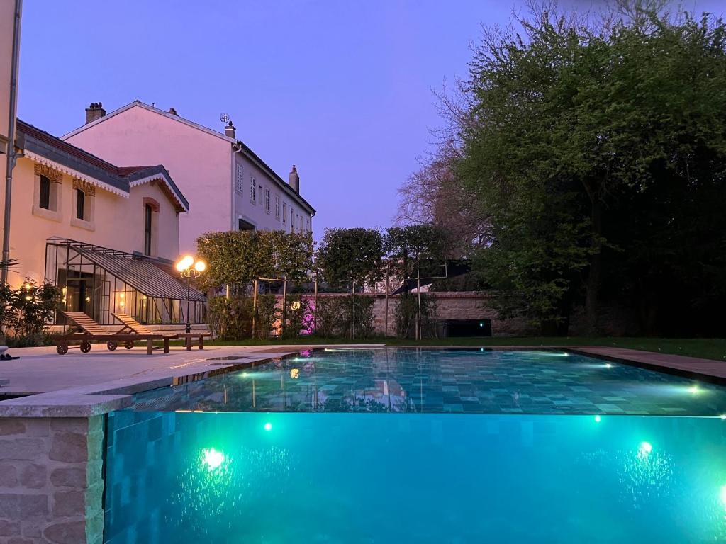 Les Ecuries de Rigny, Suite haut de gamme avec spa privatif et piscine au coeur d'un jardin arboré - Housity