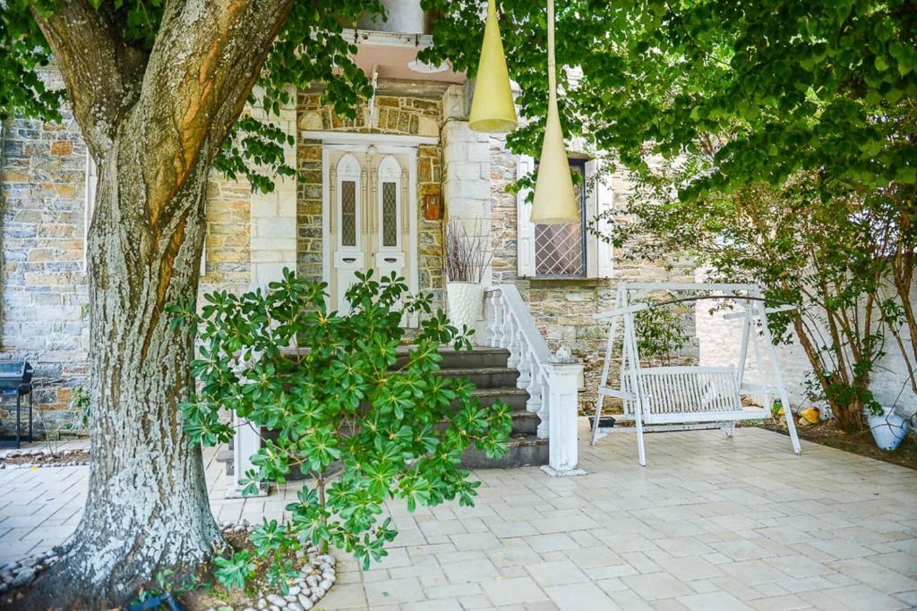 a house with a white door and a tree at Maison de la Poupée in Afétai