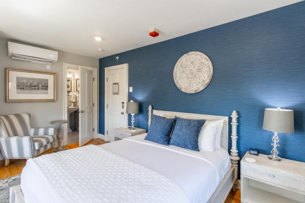 Serenity Inn Newport - Room 12 – Queen Room With Fireplace