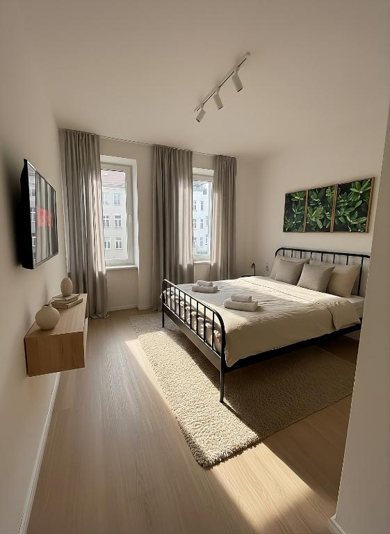 2 Rooms, 2 TVs, full Kitchen - T25
