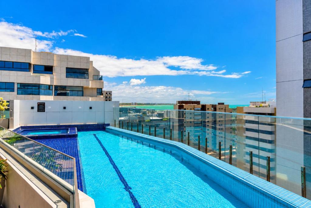ein Schwimmbad auf dem Dach eines Gebäudes in der Unterkunft Intercity Maceio in Maceió