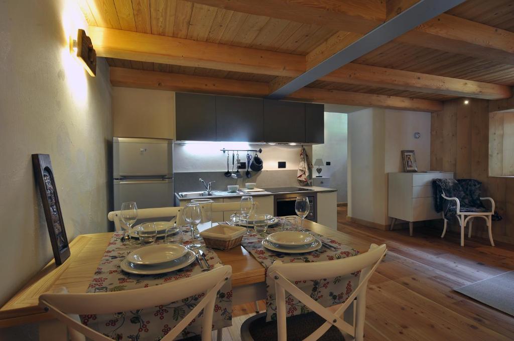 a kitchen and dining room with a table and chairs at Residenza Loo Bach n 8 in Gressoney-Saint-Jean