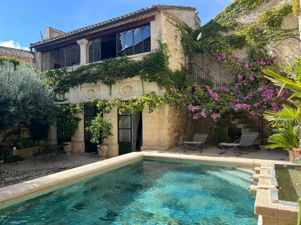 a house with a swimming pool in front of it at Le patio de Collias in Collias