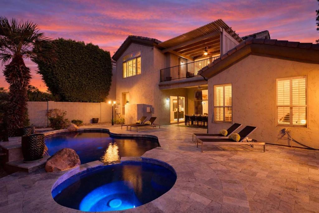 a house with a swimming pool in the yard at Citrus-Pool & Spa-Walk 2 restaurants, shops & bars in Phoenix