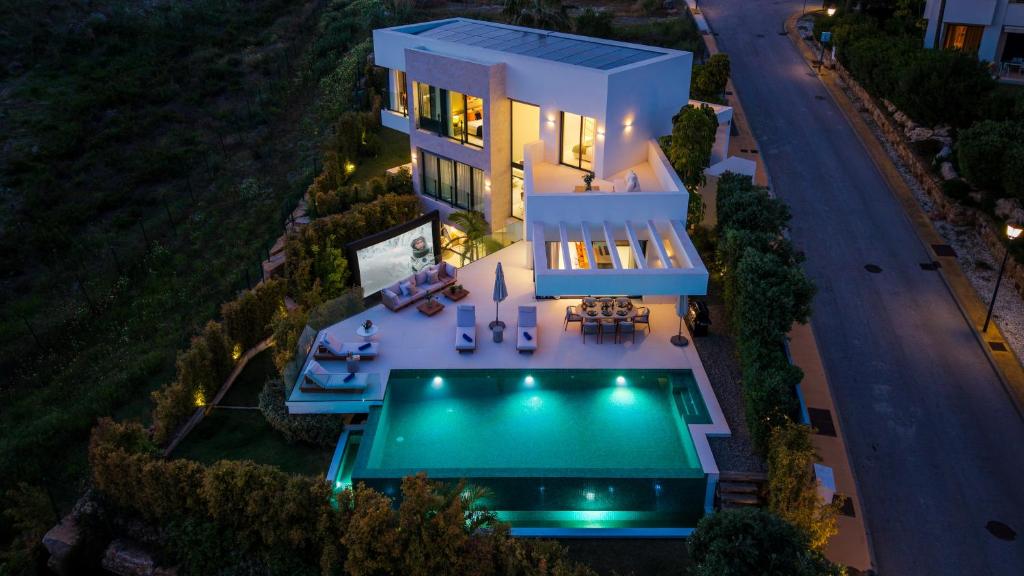 VACATION MARBELLA I Villa Glamour, Brand-New 4BR, Private Infinity Pool, Open Air Cinema, Sea View, Gated Security, Minutes to Golden Mile,
