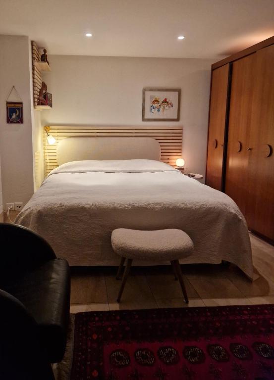 a bedroom with a large bed and a chair at Studio Verde in Au