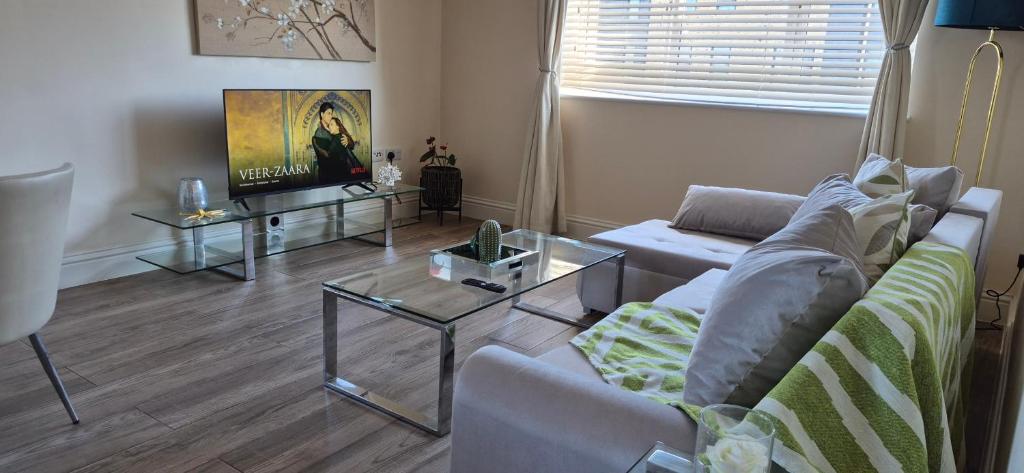 a living room with a couch and a table at Cozy 2BR apartment in Maidenhead Sleeps 6 in Maidenhead