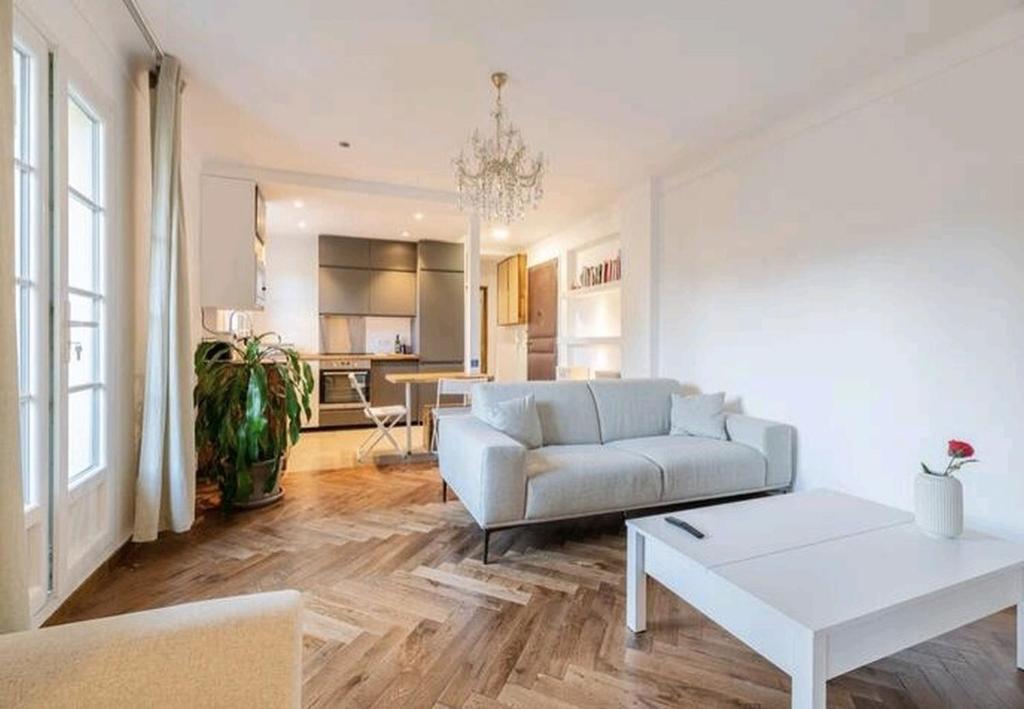 Chic Apartment at Nice Port 2 Suites with Private Bathrooms & AC