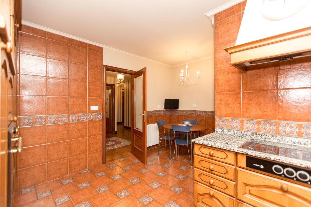 Kuchyň nebo kuchyňský kout v ubytování Apartamento céntrico con vistas a la Ría! garaje, ideal 2-4