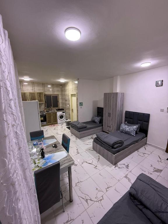 a living room with two couches and a kitchen at Makank Jo in Aqaba