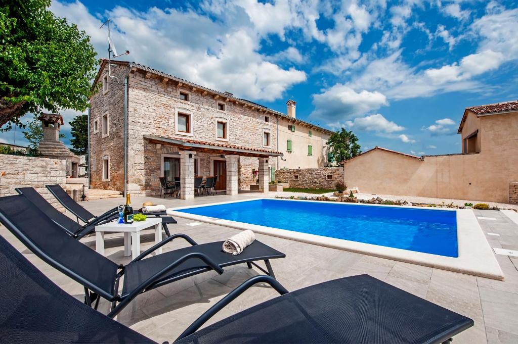 an external view of a villa with a swimming pool at Villa Masi in Kanfanar