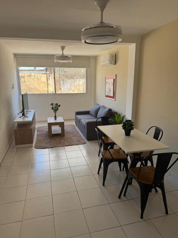 a living room with a table and a couch at Departamento Posadas Temporario Céntrico Alquiler in Posadas